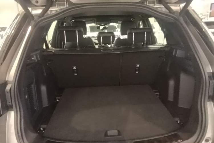 Used Land Rover Discovery Sport 2022 249 PS R-Dynamic S Performance Edition 5 Seats Trunk