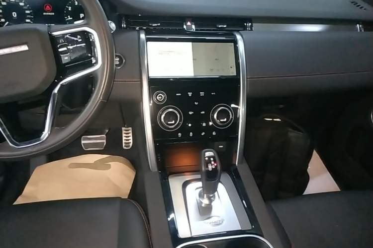 Used Land Rover Discovery Sport 2022 249 PS Metropolitan Edition 5 Seats Audio And AC Panel