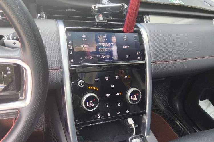 Used Land Rover Discovery Sport 2022 Revised Version 249 PS R-Dynamic S Performance Edition 5 Seats Audio And AC Panel