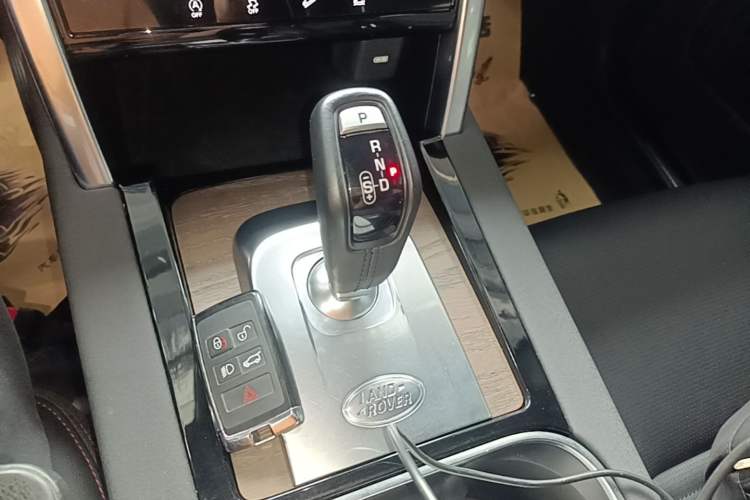 Used Land Rover Discovery Sport 2022 249 PS R-Dynamic S Performance Edition 5 Seats Gear Lever