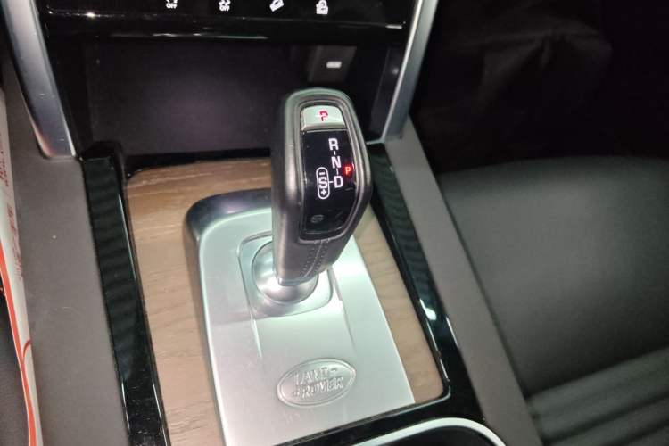 Used Land Rover Discovery Sport 2022 249 PS R-Dynamic SE Performance Tech Edition 5 Seats Gear Lever
