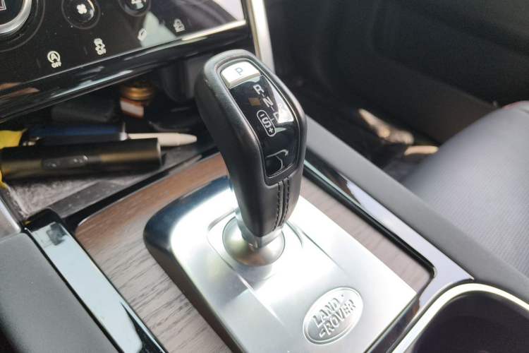 Used Land Rover Discovery Sport 2022 Restyled 249 PS R-Dynamic SE Performance Tech Edition 5 Seats Gear Lever