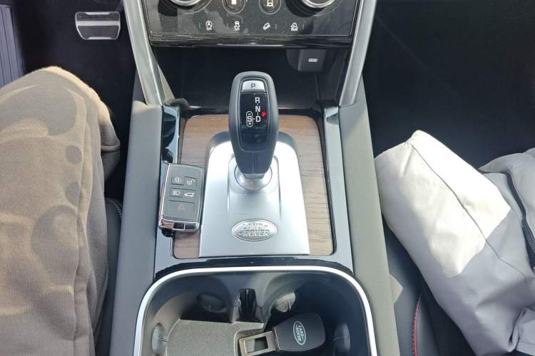 Used Land Rover Discovery Sport 2022 Revised Version 249 PS R-Dynamic S Performance Edition 5 Seats Gear Lever