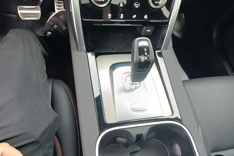 Used Land Rover Discovery Sport 2022 249 PS Metropolitan Edition 5 Seats Gear Lever