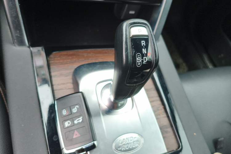 Used Land Rover Discovery Sport 2022 249 PS R-Dynamic S Performance Edition 5 Seats Gear Lever