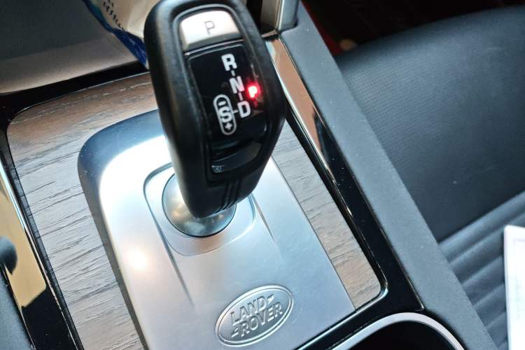 Used Land Rover Discovery Sport 2022 249 PS R-Dynamic S Performance Edition 5 Seats Gear Lever