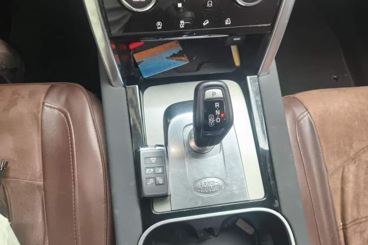 Used Land Rover Discovery Sport 2022 249 PS Metropolitan Edition 5 Seats Gear Lever