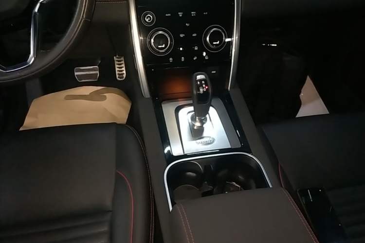 Used Land Rover Discovery Sport 2022 249 PS Metropolitan Edition 5 Seats Gear Lever