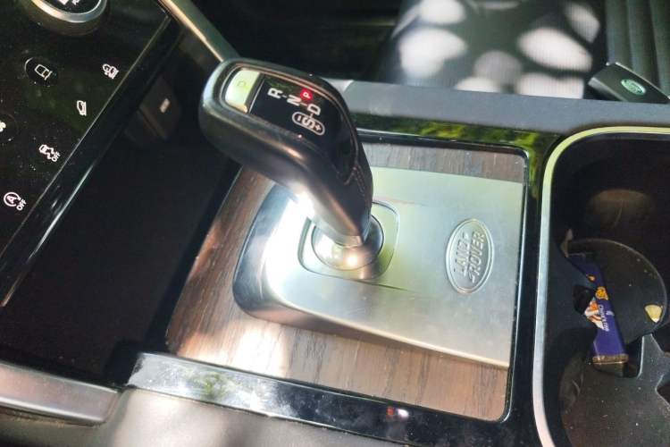 Used Land Rover Discovery Sport 2022 249 PS R-Dynamic S Performance Edition 5 Seats Gear Lever