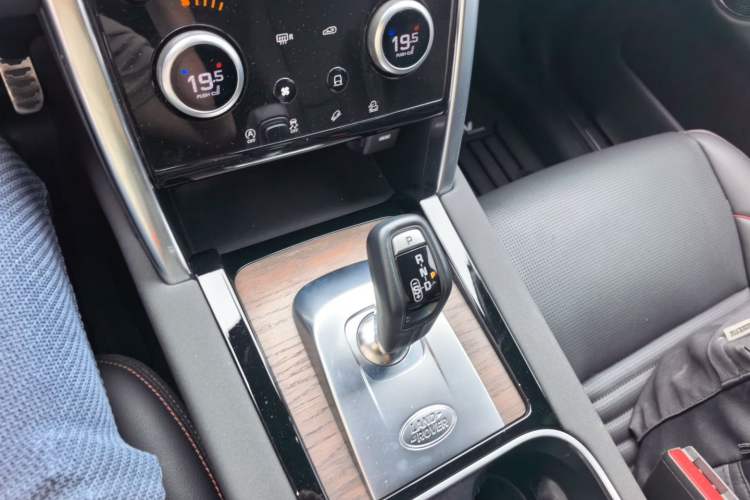 Used Land Rover Discovery Sport 2022 249 PS R-Dynamic S Performance Edition 5 Seats Gear Lever