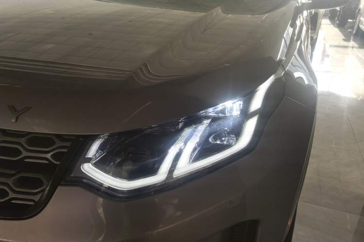 Used Land Rover Discovery Sport 2022 249 PS R-Dynamic SE Performance Tech Edition 5 Seats Left Front Headlight