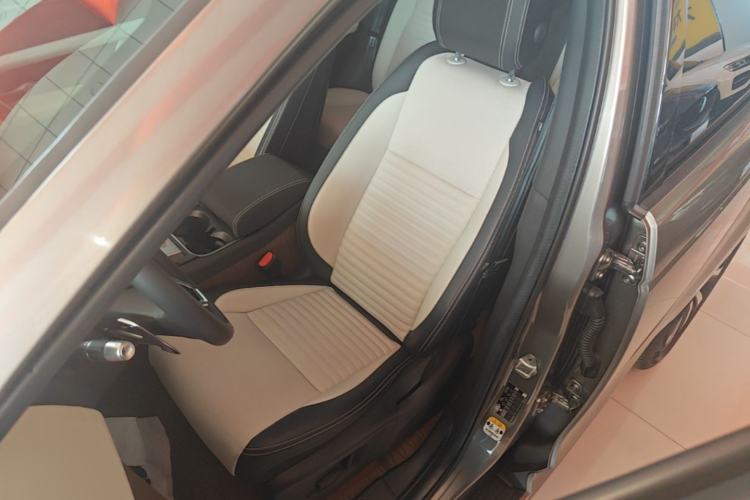 Used Land Rover Discovery Sport 2022 Revised Version 249 PS R-Dynamic S Performance Edition 5 Seats Left Front Seat