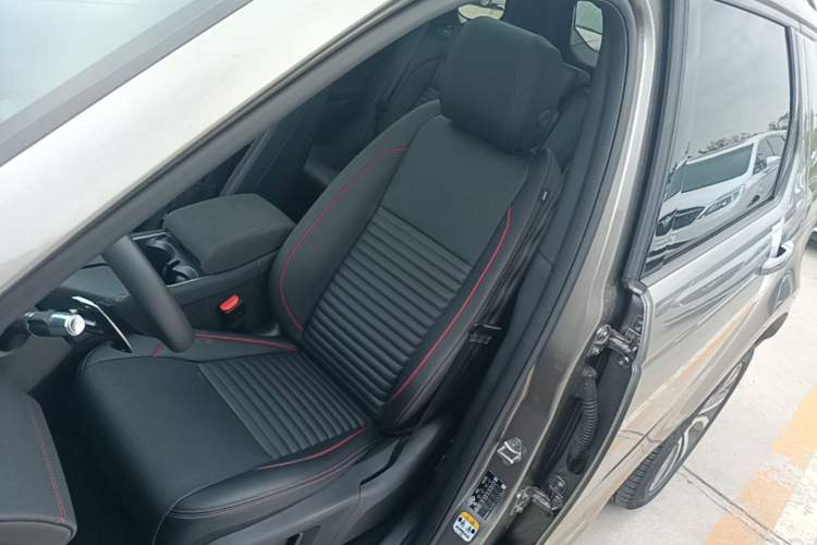 Used Land Rover Discovery Sport 2022 249 PS Metropolitan Edition 5 Seats Left Front Seat