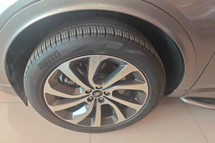 Used Land Rover Discovery Sport 2022 Revised Version 249 PS R-Dynamic S Performance Edition 5 Seats Left Front Wheel Hub