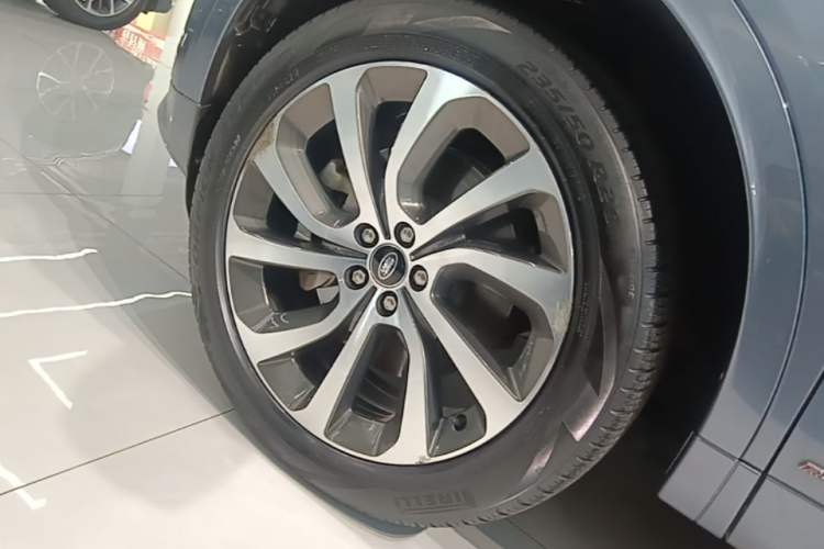 Used Land Rover Discovery Sport 2022 249 PS R-Dynamic S Performance Edition 5 Seats Left Front Wheel Hub