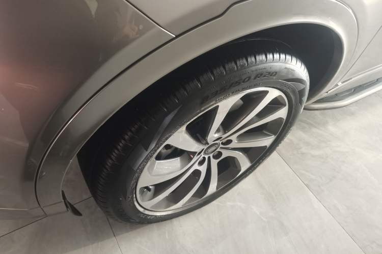 Used Land Rover Discovery Sport 2022 249 PS R-Dynamic SE Performance Tech Edition 5 Seats Left Front Wheel Hub