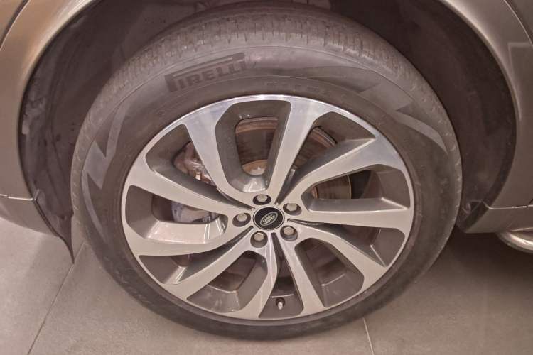 Used Land Rover Discovery Sport 2022 249 PS R-Dynamic SE Performance Tech Edition 5 Seats Left Front Wheel Hub