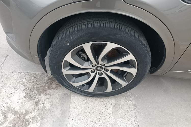 Used Land Rover Discovery Sport 2022 249 PS Metropolitan Edition 5 Seats Left Front Wheel Hub