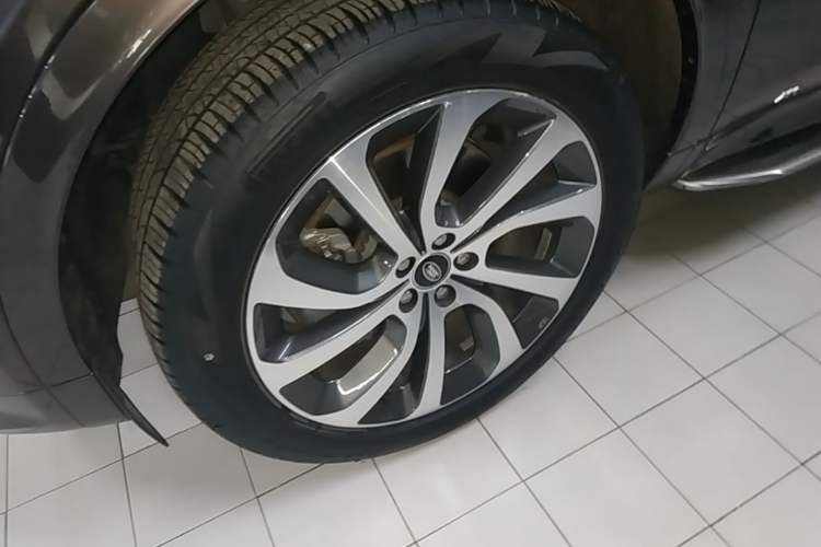 Used Land Rover Discovery Sport 2022 249 PS Metropolitan Edition 5 Seats Left Front Wheel Hub