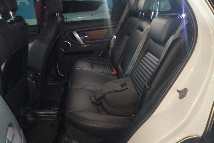 Used Land Rover Discovery Sport 2022 Revised Version 2 249 PS R-Dynamic SE Performance Tech Edition 5 Seats Left Rear Seat