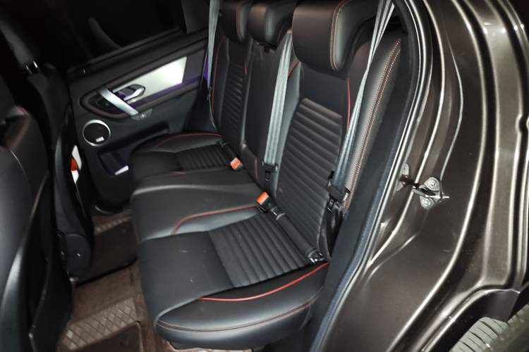Used Land Rover Discovery Sport 2022 249 PS Metropolitan Edition 5 Seats Left Rear Seat