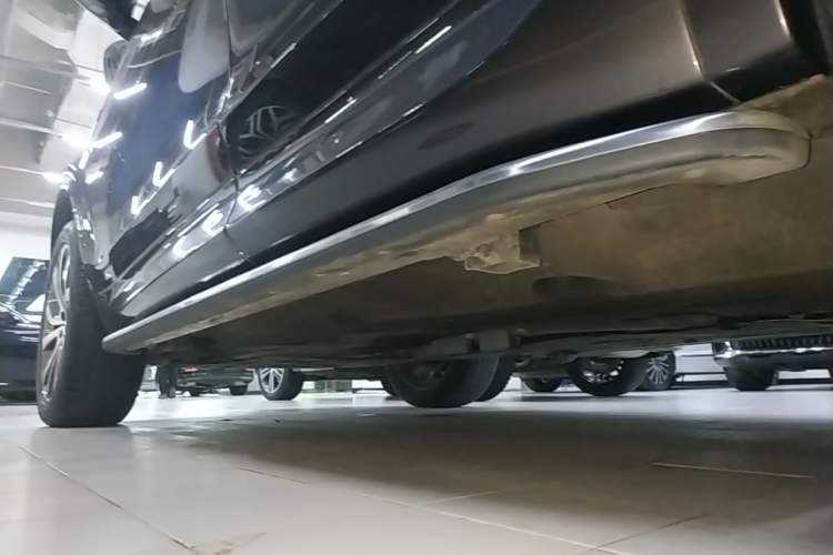 Used Land Rover Discovery Sport 2022 249 PS Metropolitan Edition 5 Seats Left Side Sill