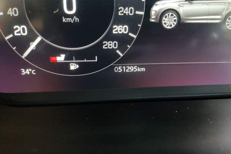 Used Land Rover Discovery Sport 2022 Restyled 249 PS R-Dynamic SE Performance Tech Edition 5 Seats Odometer Close Up
