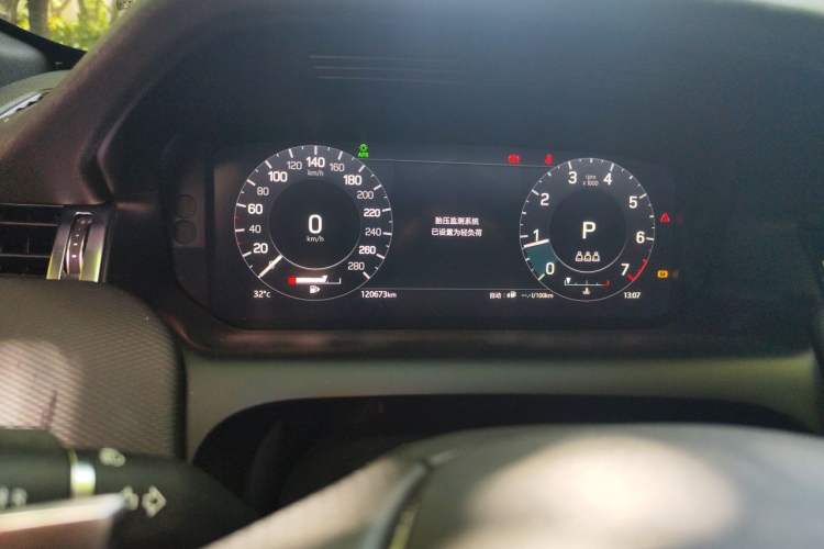 Used Land Rover Discovery Sport 2022 249 PS R-Dynamic S Performance Edition 5 Seats Odometer Close Up