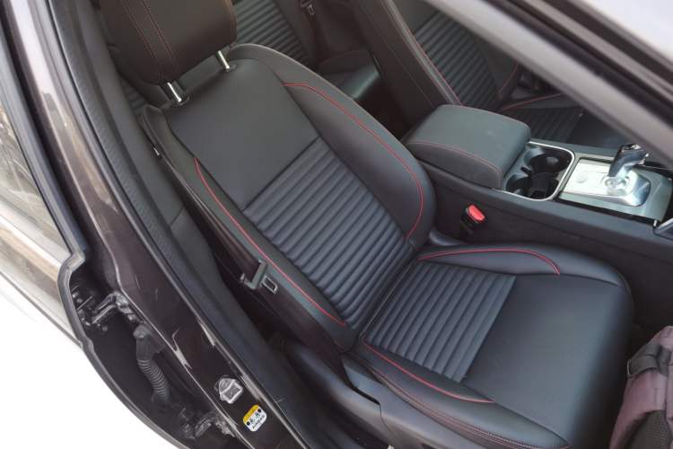 Used Land Rover Discovery Sport 2022 Revised Version 249 PS Metropolitan Edition Right Front Seat