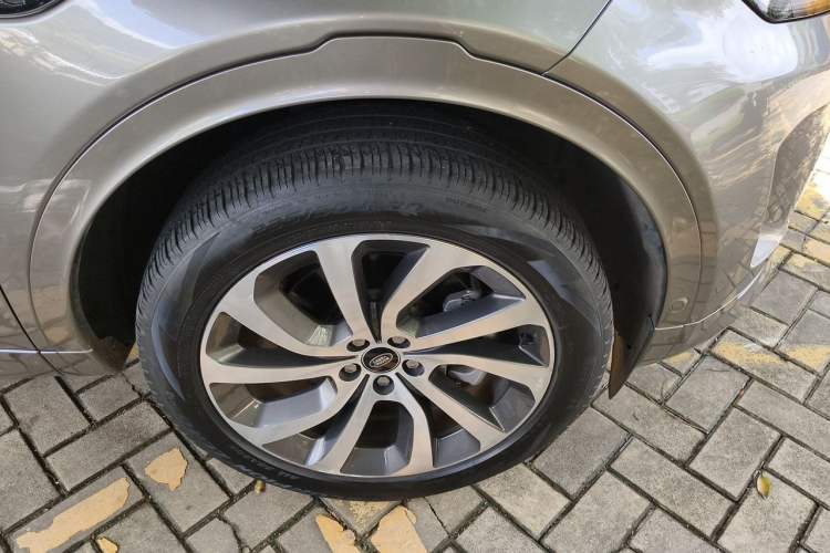 Used Land Rover Discovery Sport 2022 Restyled 249 PS R-Dynamic SE Performance Tech Edition 5 Seats Right Front Wheel Hub