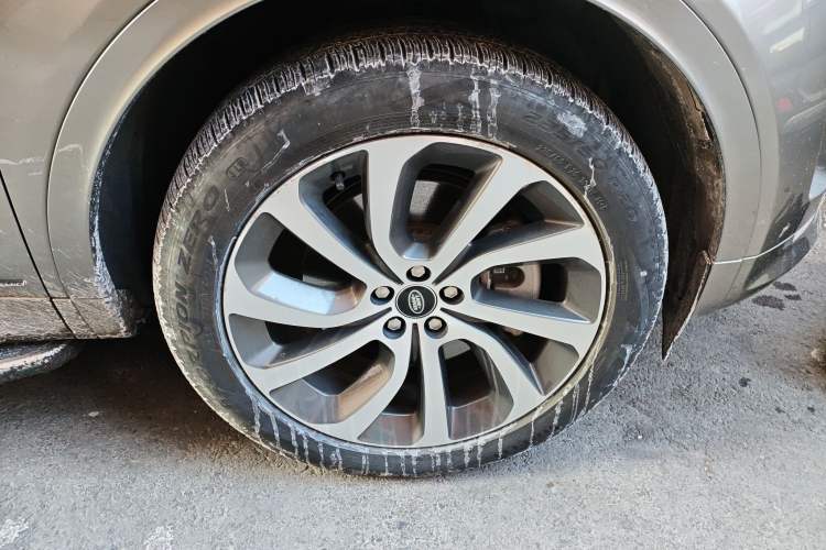 Used Land Rover Discovery Sport 2022 249 PS R-Dynamic S Performance Edition 5 Seats Right Front Wheel Hub
