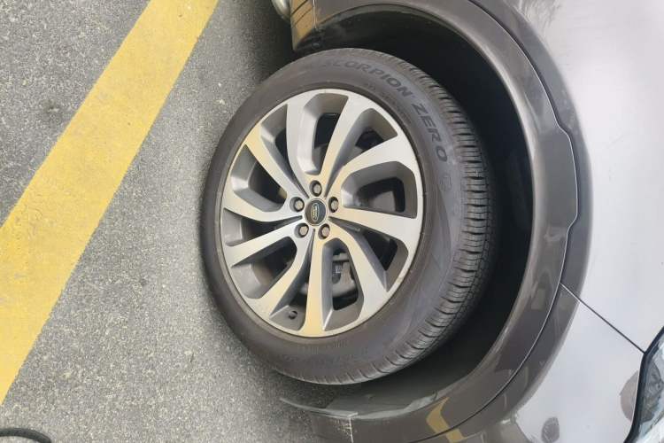 Used Land Rover Discovery Sport 2022 249 PS Metropolitan Edition 5 Seats Right Front Wheel Hub