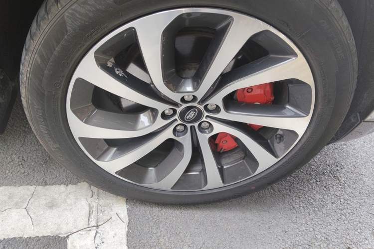 Used Land Rover Discovery Sport 2022 Revised Version 249 PS R-Dynamic S Performance Edition 5 Seats Right Front Wheel Hub