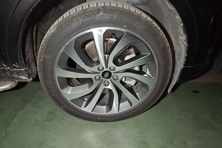 Used Land Rover Discovery Sport 2022 249 PS Metropolitan Edition 5 Seats Right Front Wheel Hub