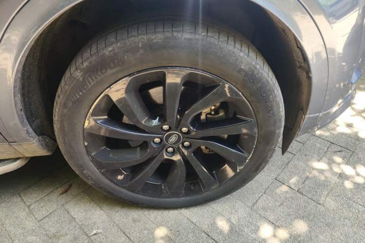 Used Land Rover Discovery Sport 2022 249 PS R-Dynamic S Performance Edition 5 Seats Right Front Wheel Hub