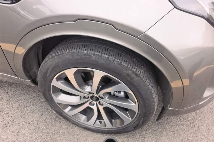 Used Land Rover Discovery Sport 2022 249 PS R-Dynamic S Performance Edition 5 Seats Right Front Wheel Hub