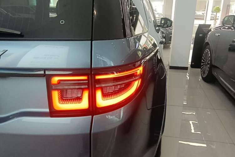Used Land Rover Discovery Sport 2022 249 PS R-Dynamic S Performance Edition 5 Seats Right Rear Taillight
