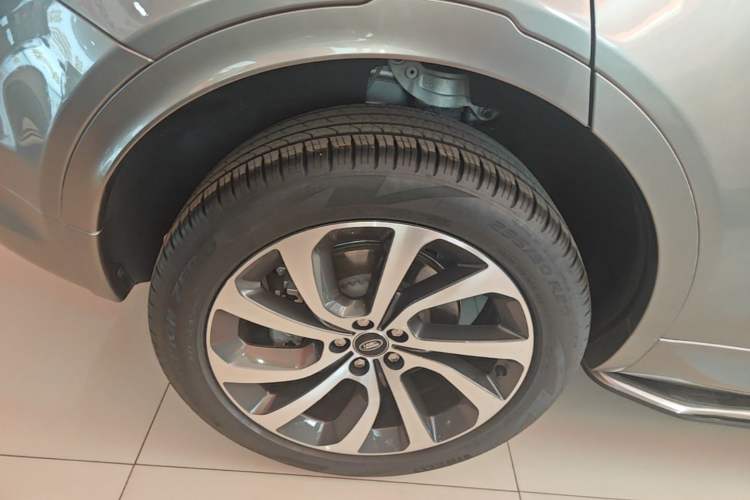 Used Land Rover Discovery Sport 2022 Revised Version 249 PS R-Dynamic S Performance Edition 5 Seats Right Rear Wheel Hub