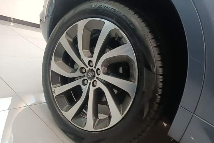 Used Land Rover Discovery Sport 2022 249 PS R-Dynamic S Performance Edition 5 Seats Right Rear Wheel Hub