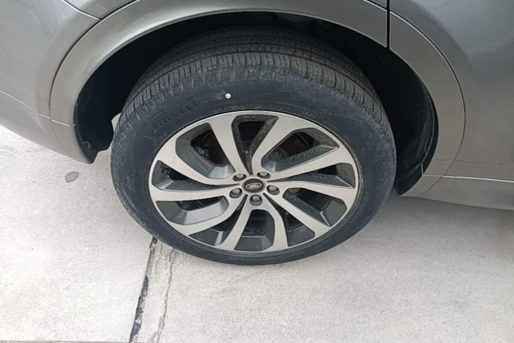 Used Land Rover Discovery Sport 2022 249 PS Metropolitan Edition 5 Seats Right Rear Wheel Hub