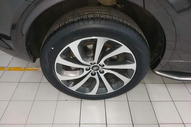 Used Land Rover Discovery Sport 2022 249 PS Metropolitan Edition 5 Seats Right Rear Wheel Hub