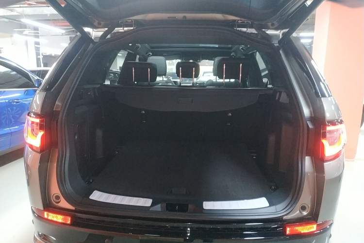Used Land Rover Discovery Sport 2022 249 PS Metropolitan Edition 5 Seats Trunk