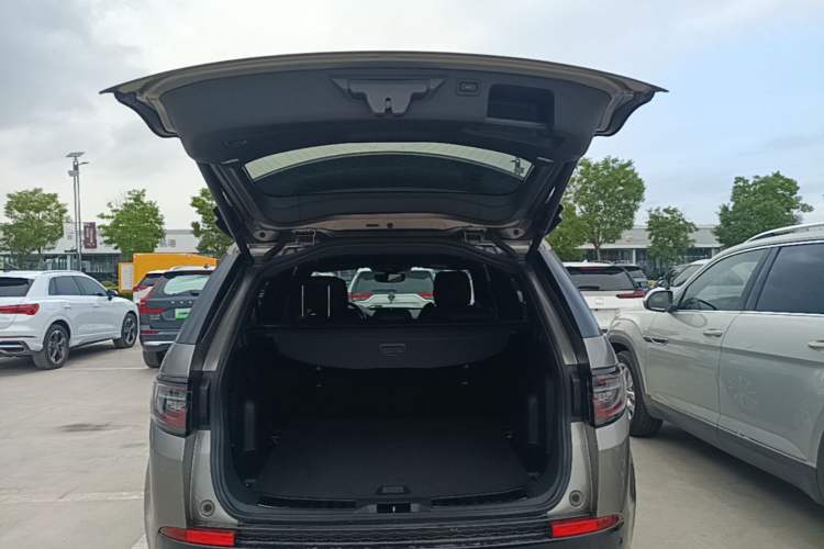 Used Land Rover Discovery Sport 2022 249 PS Metropolitan Edition 5 Seats Trunk