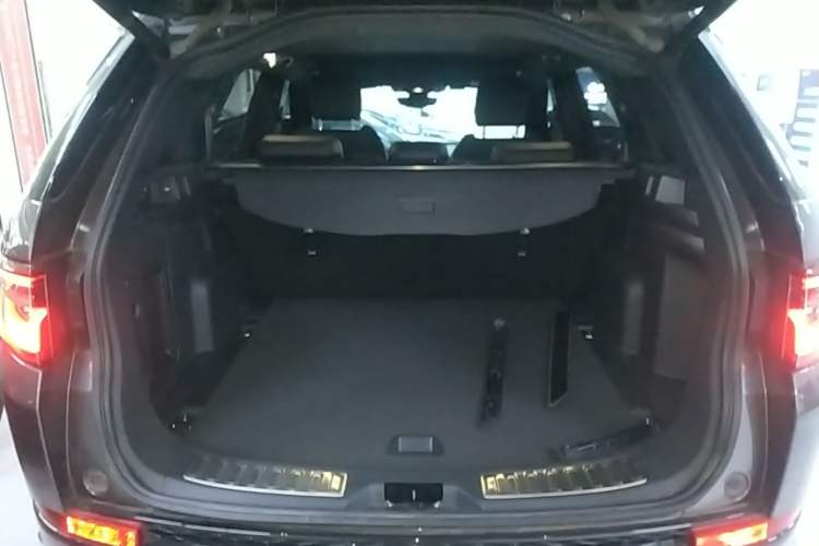 Used Land Rover Discovery Sport 2022 249 PS Metropolitan Edition 5 Seats Trunk