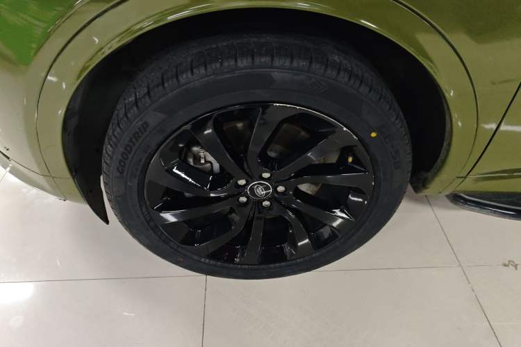 Used Land Rover Discovery Sport 2022 249 PS R-Dynamic S Performance Edition 5 Seats Left Front Wheel Hub