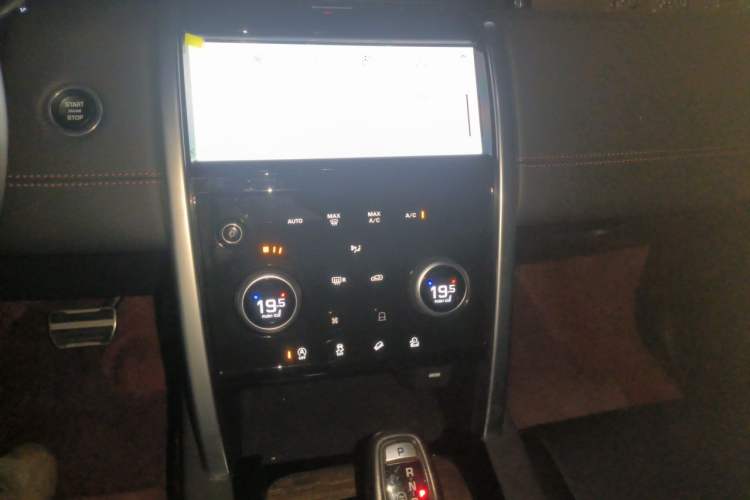 Used Land Rover Discovery Sport 2022 249 PS R-Dynamic SE Performance Tech Edition 5 Seats Audio And AC Panel