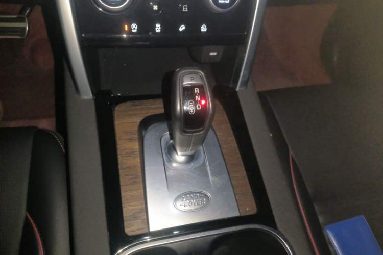 Used Land Rover Discovery Sport 2022 249 PS R-Dynamic SE Performance Tech Edition 5 Seats Gear Lever