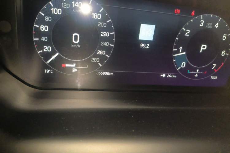 Used Land Rover Discovery Sport 2022 249 PS R-Dynamic SE Performance Tech Edition 5 Seats Odometer Close Up