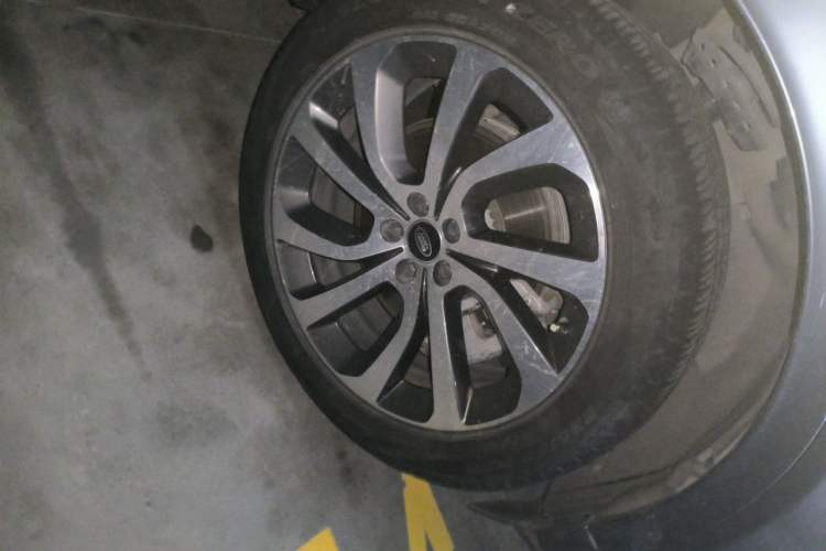 Used Land Rover Discovery Sport 2022 249 PS R-Dynamic SE Performance Tech Edition 5 Seats Right Front Wheel Hub