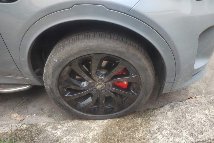 Used Land Rover Discovery Sport 2022 Revised Version 249 PS R-Dynamic S Performance Edition 5 Seats Right Front Wheel Hub